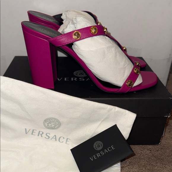 Versace Shoes - NEW Versace Fuchsia Medusa orchid 41 Vitello sandal heels